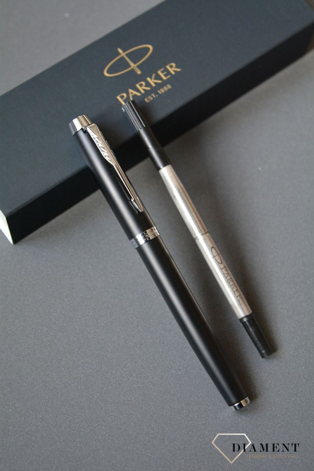 Pióro kulkowe Parker IM Essential czarny mat CT 2143634  PIÓRO 2143634. Przepiękne i bardzo eleganckie pióro wieczne Parker IM. Czarny kolor nadaje mu elegancji oraz stylu, dzięki czemu chętnie wybierane jest ono jako prezent przy rozmaitych ok (1).jpg